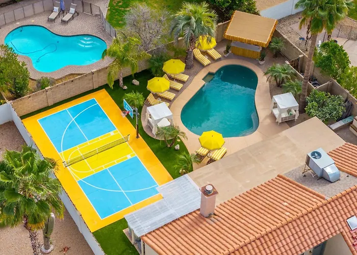 Heated Pool Sauna Cold Plunge Pickleball Holiday home *