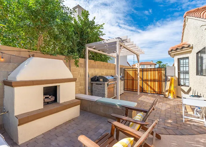 Heated Pool Sauna Cold Plunge Pickleball Holiday home *