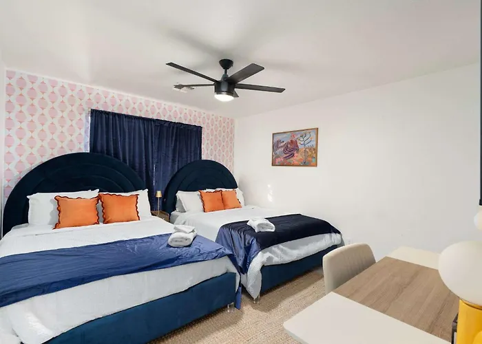 Heated Pool Sauna Cold Plunge Pickleball Holiday home Phoenix